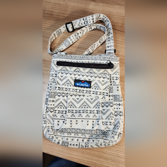 Kavu Handbags - Kavu lightly padded crossbody.